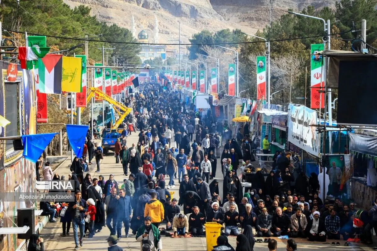(تصاویر) حضور زائران در گلزار شهدای کرمان