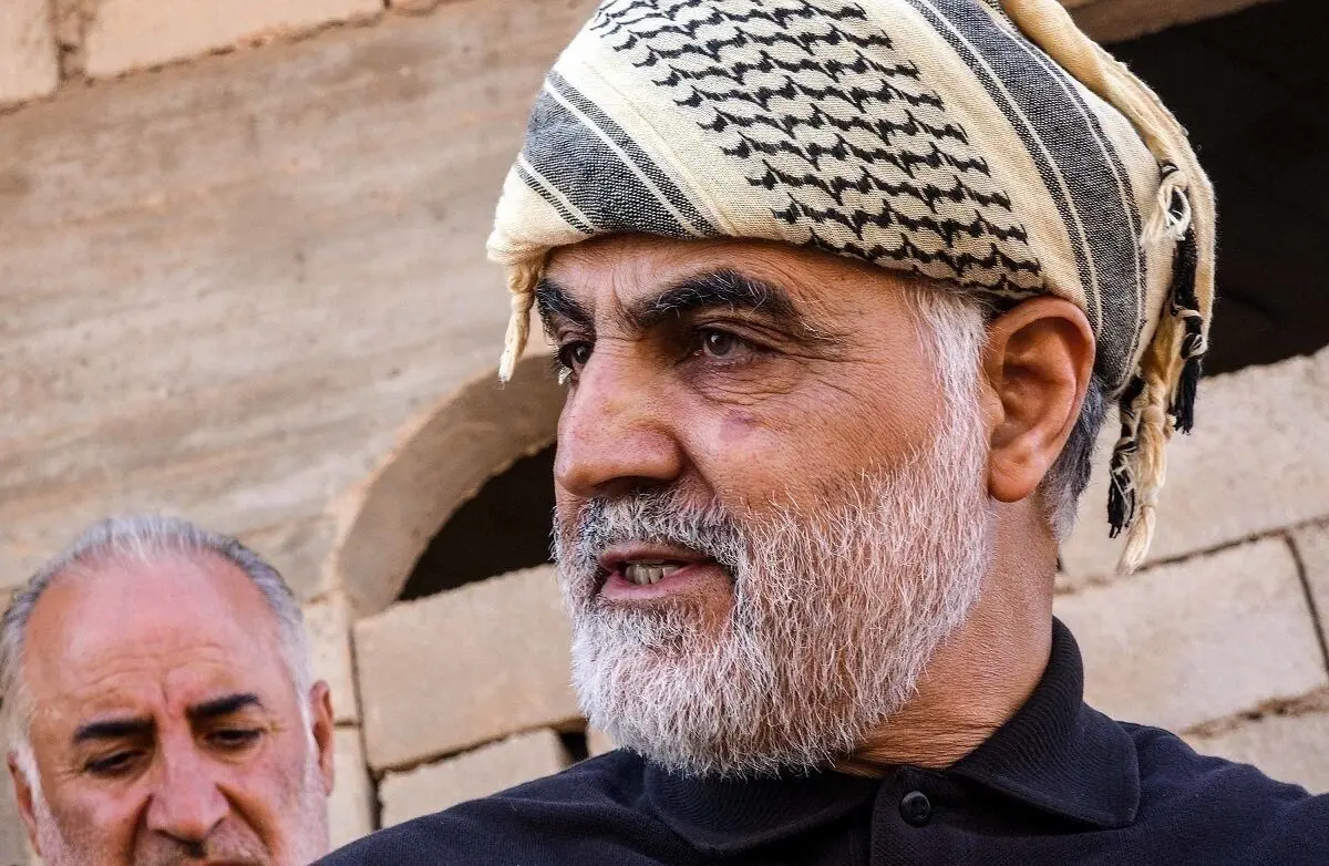 (عکس) عکس سردار سلیمانی در منزل فرمانده نظامی روسیه