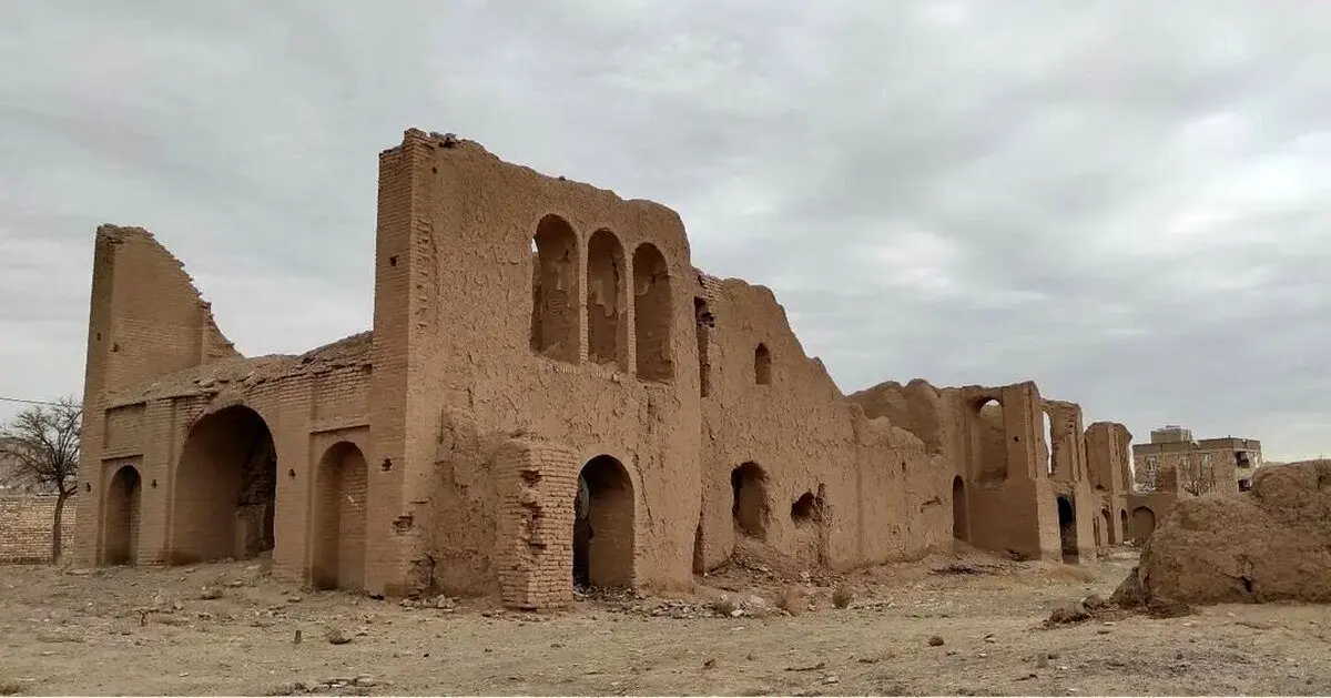 عمارت قاجاری محل گشت و گذار مرغ و خروس‌ها
