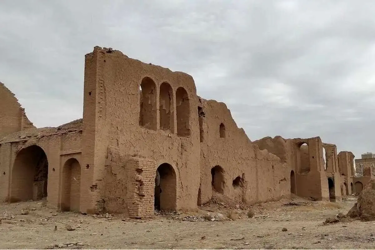 عمارت قاجاری محل گشت و گذار مرغ و خروسها