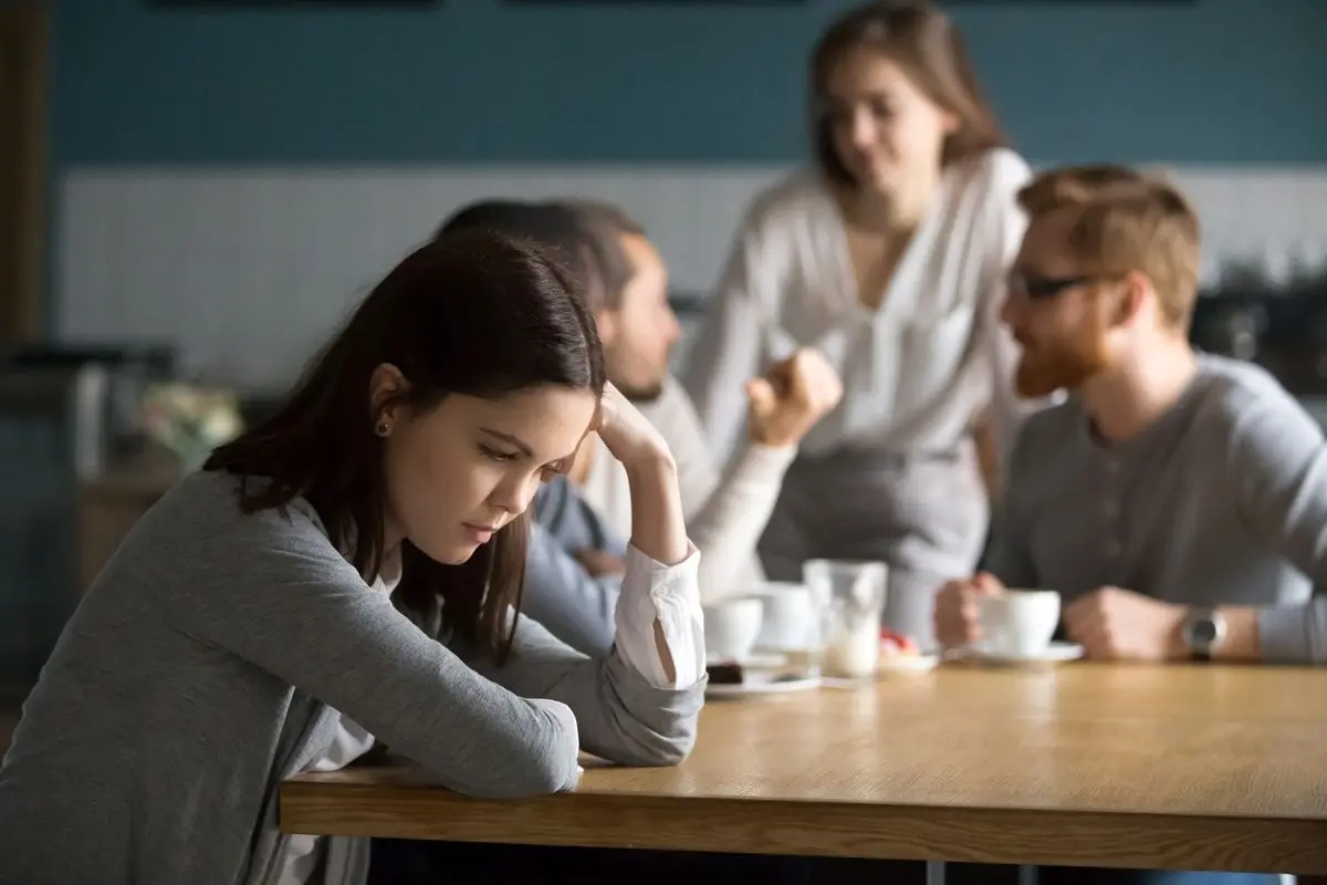 چرا گاهی در میان دوستانمان هم عمیقاً احساس تنهایی می‌کنیم؟