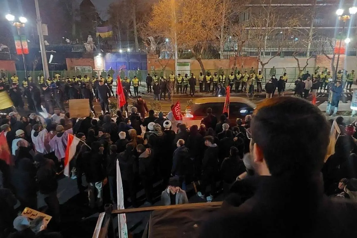 تجمع شبانه مقابل سفارت انگلیس در تهران