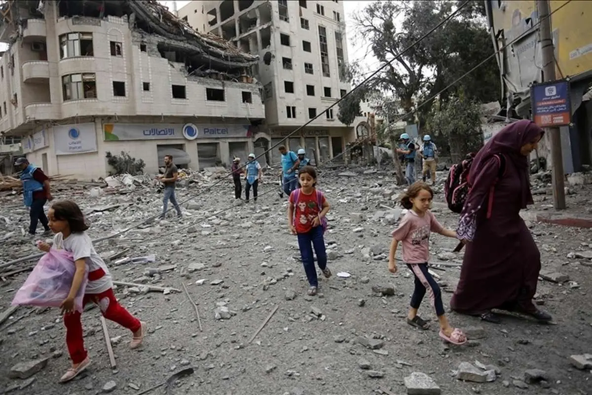 (ویدئو) کودک فلسطینی: دوست دارم جنگ زودتر تمام شود تا مادرم را که مسافر است دوباره ببینم!