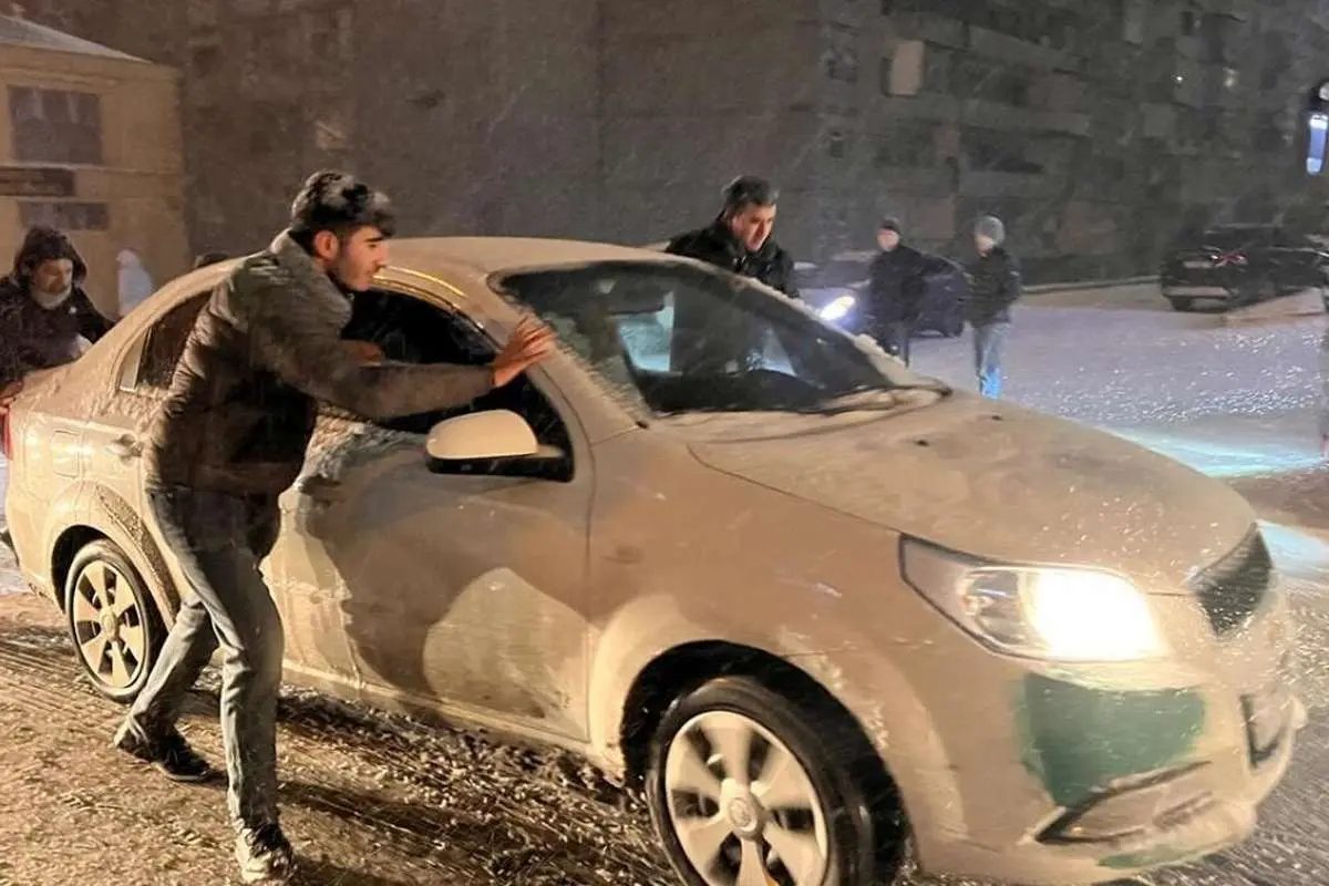 (تصاویر) دردسر برف و یخبندان در پایتخت آذربایجان