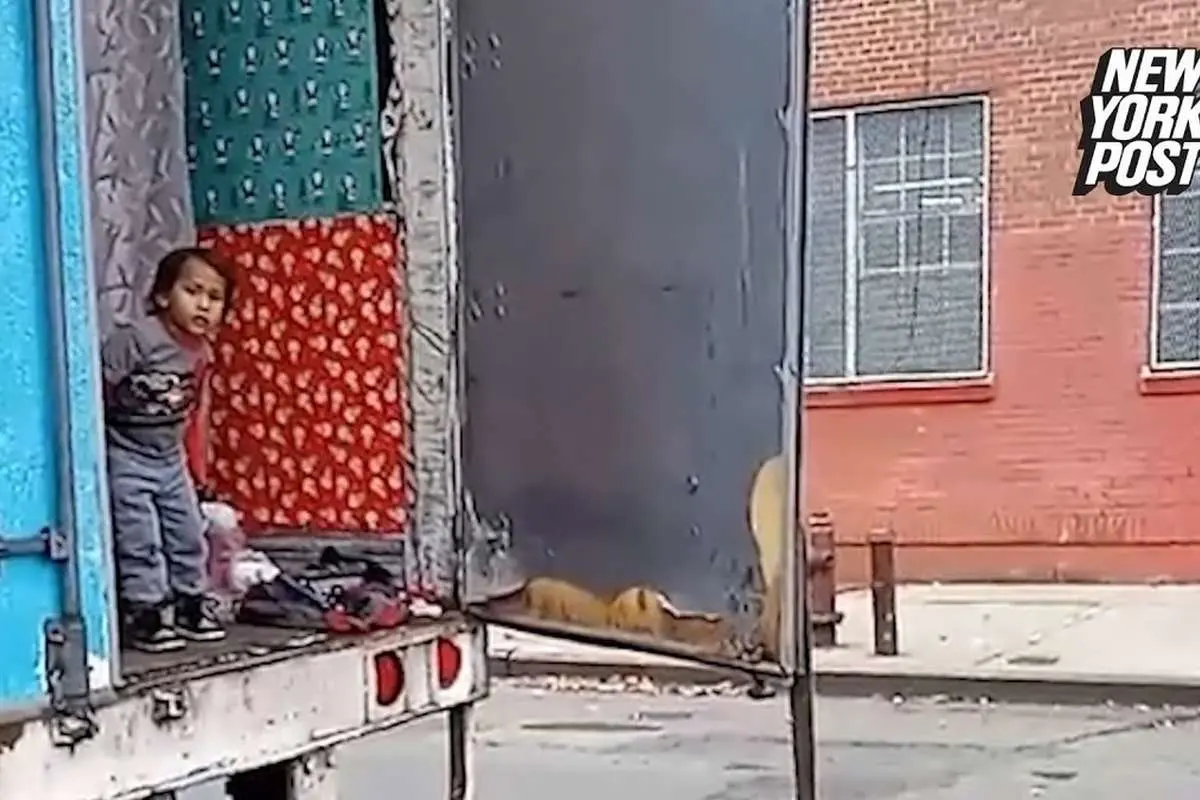 (ویدئو) سکونت یک خانواده مهاجر غیرقانونی در تریلر