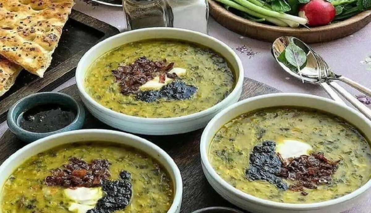 طرز تهیه آش رشته با سبزی خشک؛ مجلسی و همه پسند