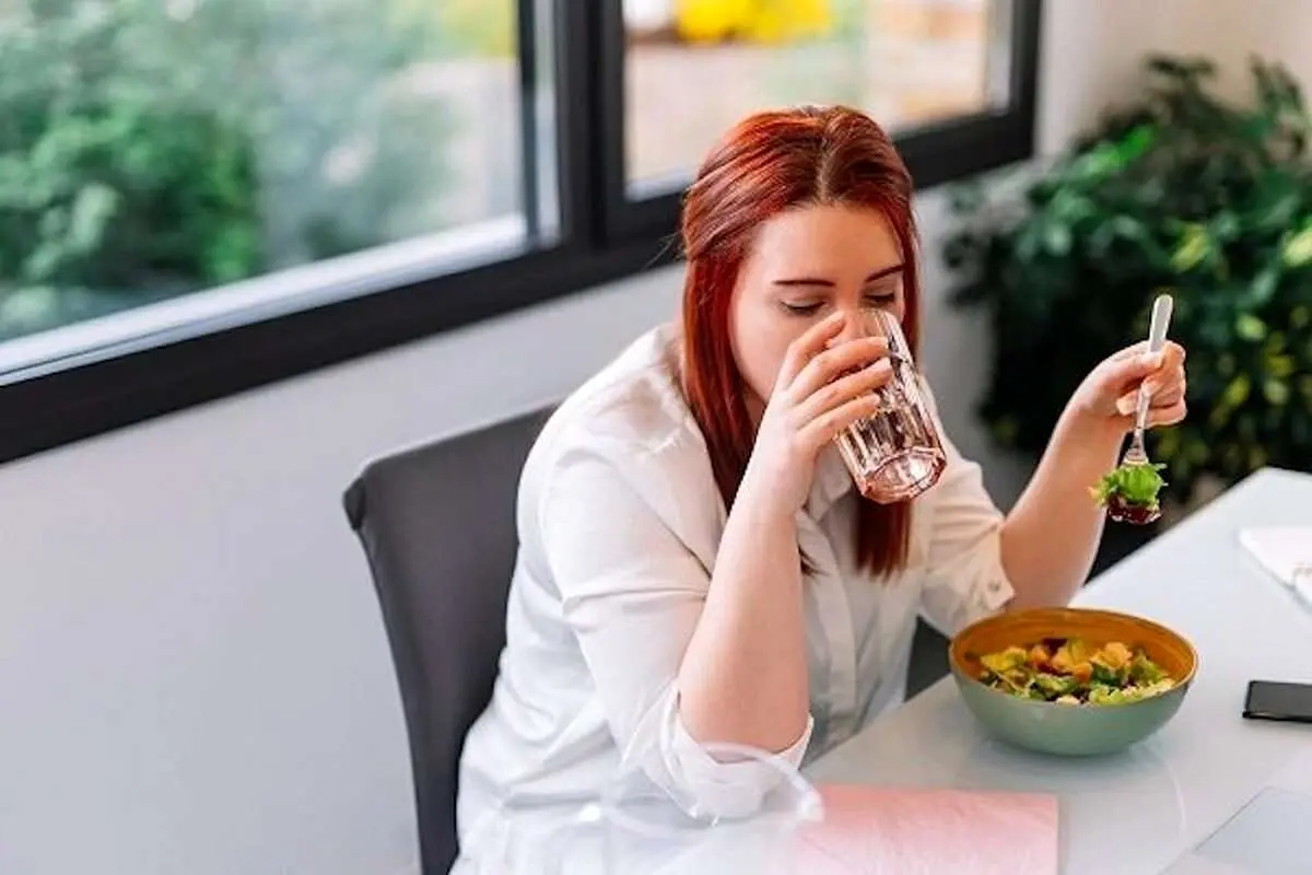 بلایی که نوشیدن مایعات بین غذا خوردن به سرتان میآورد