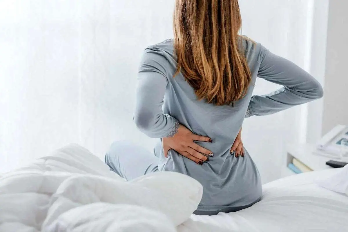 (ویدئو) وقتی کمر درد داریم، فرم خوابیدنمان باید چگونه باشد؟