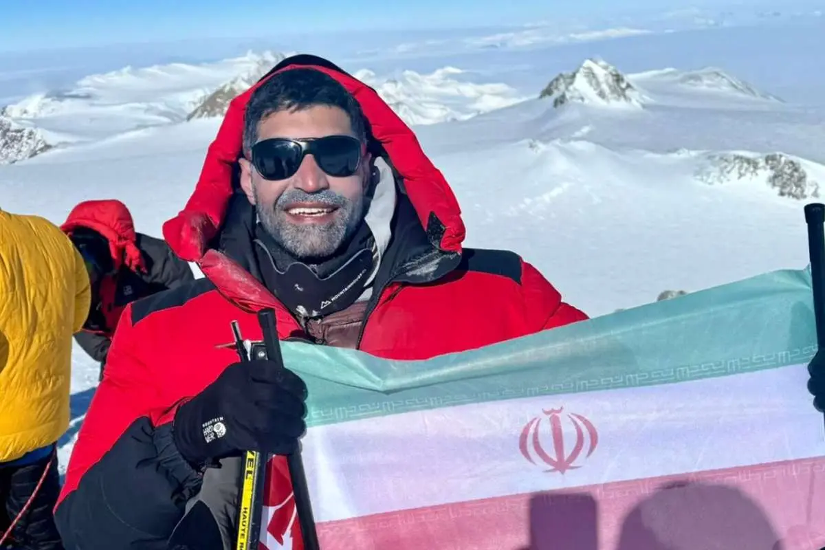 نخستین مرد ایرانی موفق به صعود به مرتفعترین قله قطب جنوب شد