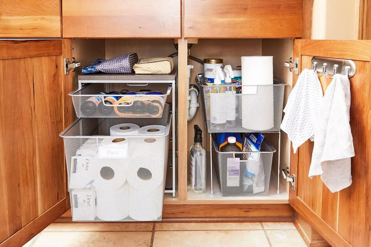 با این ترفند‌ها کابینت زیر سینک آشپزخانه همیشه مرتب است