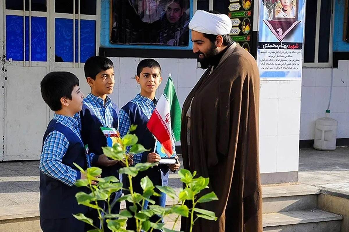 پس از برگزاری آزمون استخدامی معلمی، متوجه شدیم که ۳۵۰۰ نفر از پذیرفتهشدگان، روحانی هستند