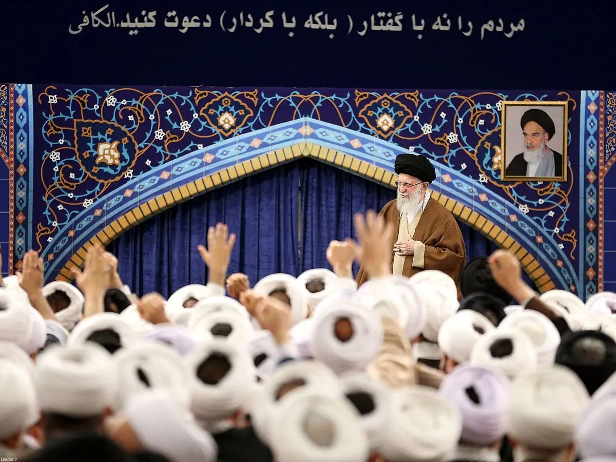(عکس) نوشته معنادار بالای سر رهبر انقلاب در دیدار با ائمه جمعه