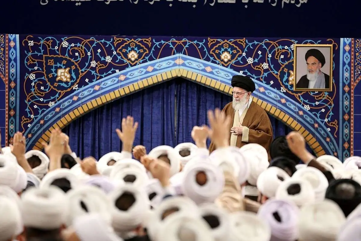 (عکس) نوشته معنادار بالای سر رهبر انقلاب در دیدار با ائمه جمعه