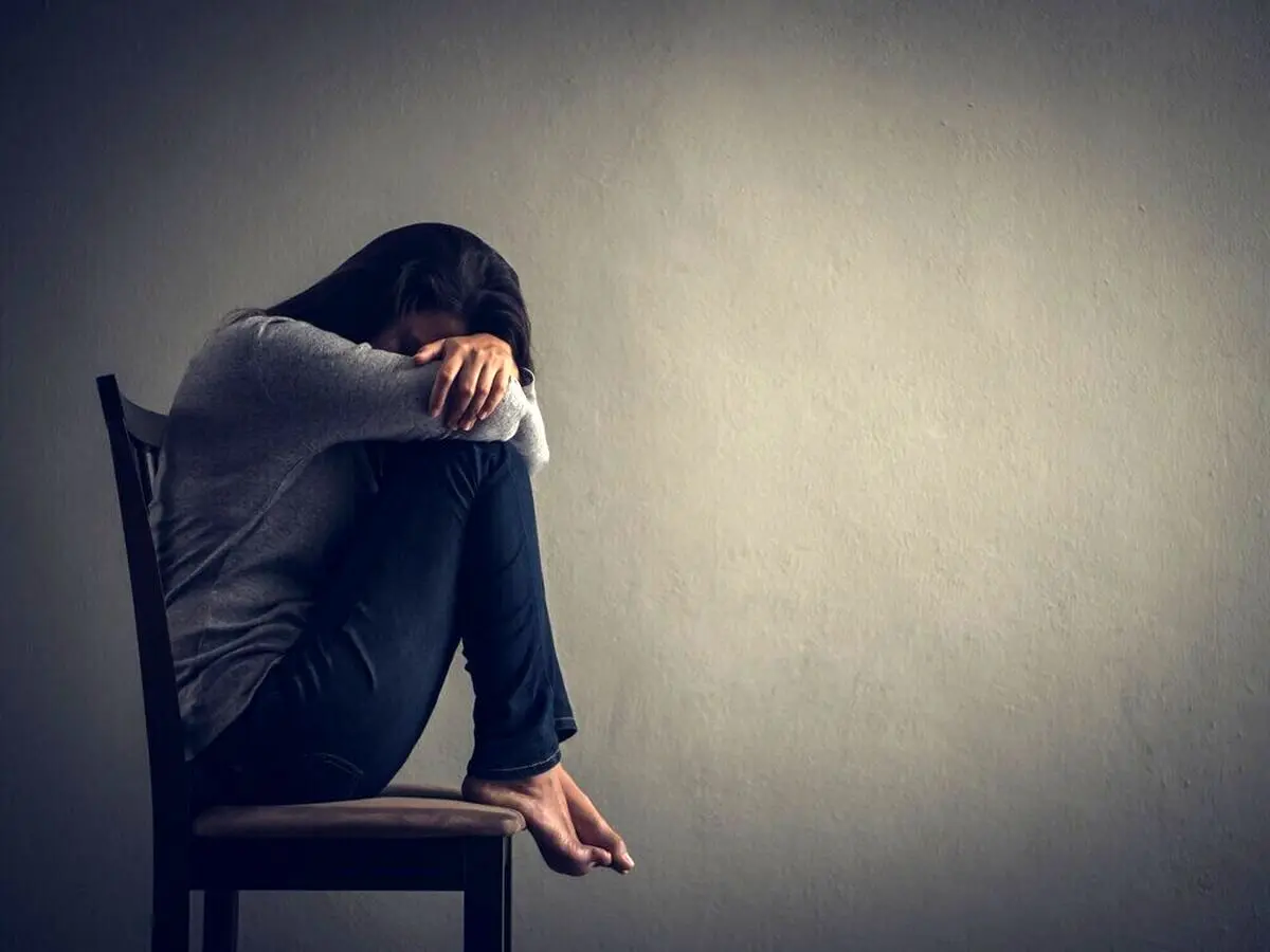 ۸ نشانه افرادی که غمگین هستند، اما آن را پنهان می‌کنند