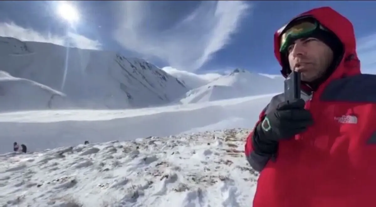 (ویدیو) همراهی ده‌ها ماشین در جاده نقده با کوهنوردان جان‌باخته