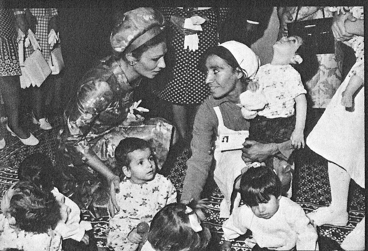 (عکس) مادر فرح در تهران خیریه افتتاح کرد