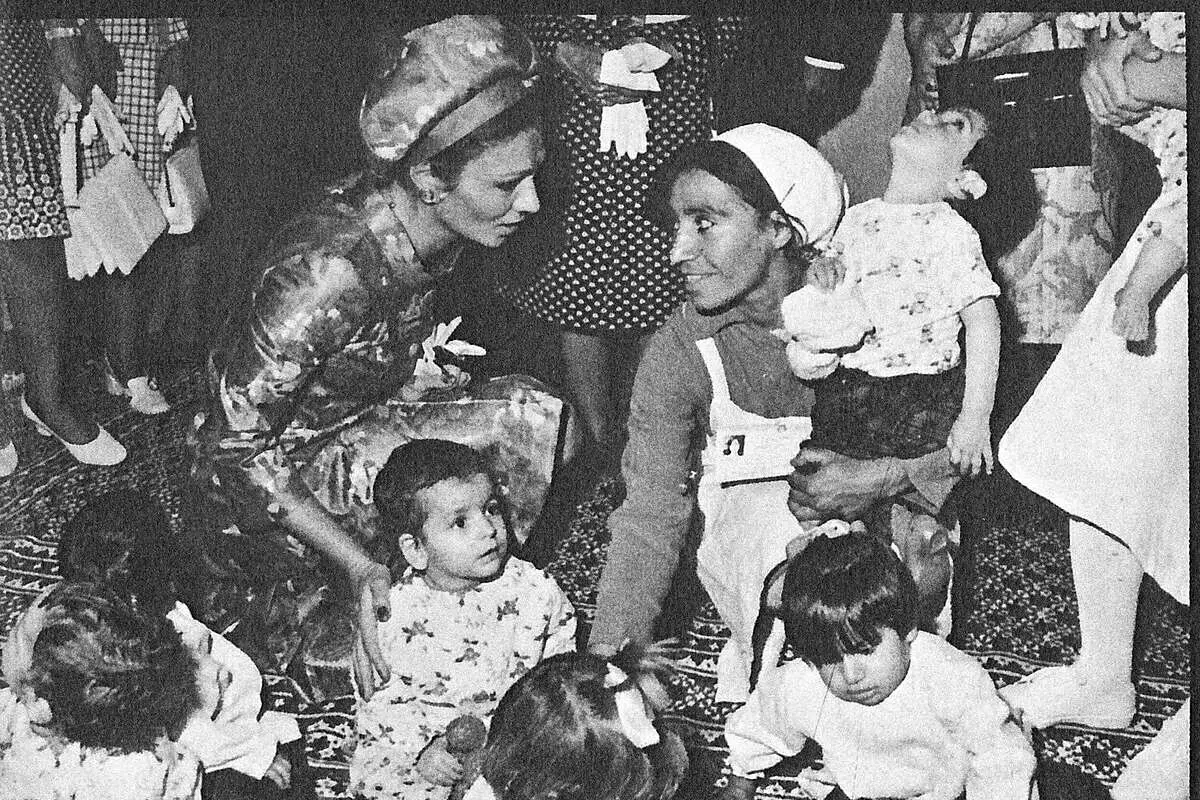 (عکس) مادر فرح در تهران خیریه افتتاح کرد