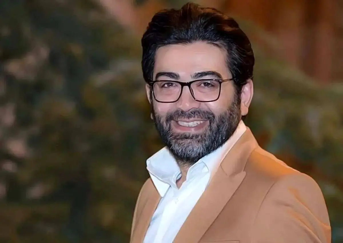 (ویدئو) فرزاد حسنی به سوگ نشست؛ او در برنامه زنده چه شعری خواند؟