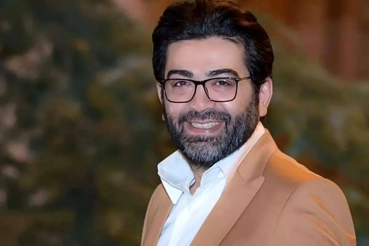 (ویدئو) فرزاد حسنی به سوگ نشست؛ او در برنامه زنده چه شعری خواند؟