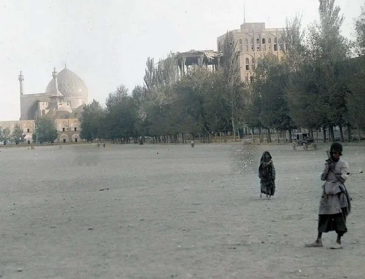 (تصاویر) سفر به عصر قاجار؛ از لبخند ژوکوند زیر کرسی تا استراحت در مقبرۀ داریوش!