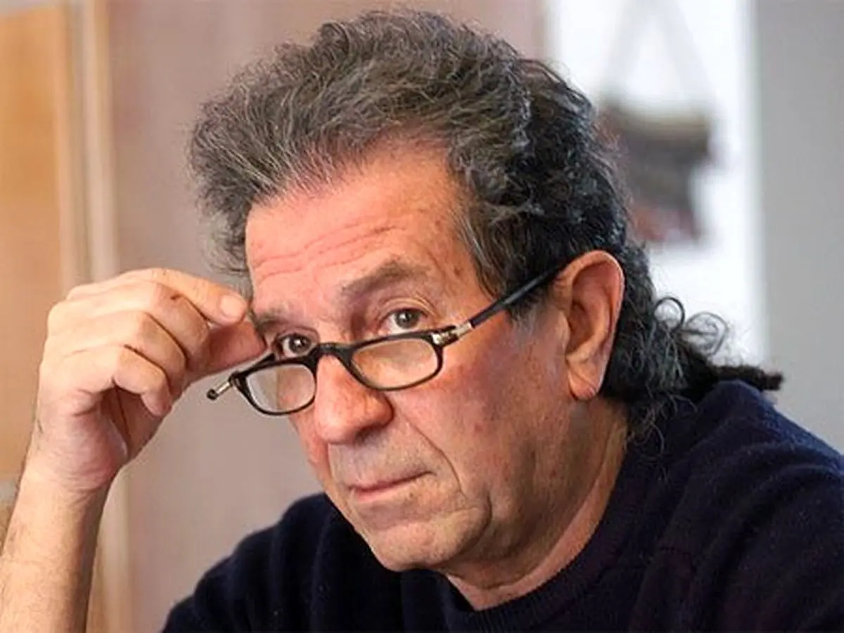 (عکس) سال ۱۳۵۱؛ داریوش مهرجویی و یک ژیان، سر صحنه فیلم «پستچی»