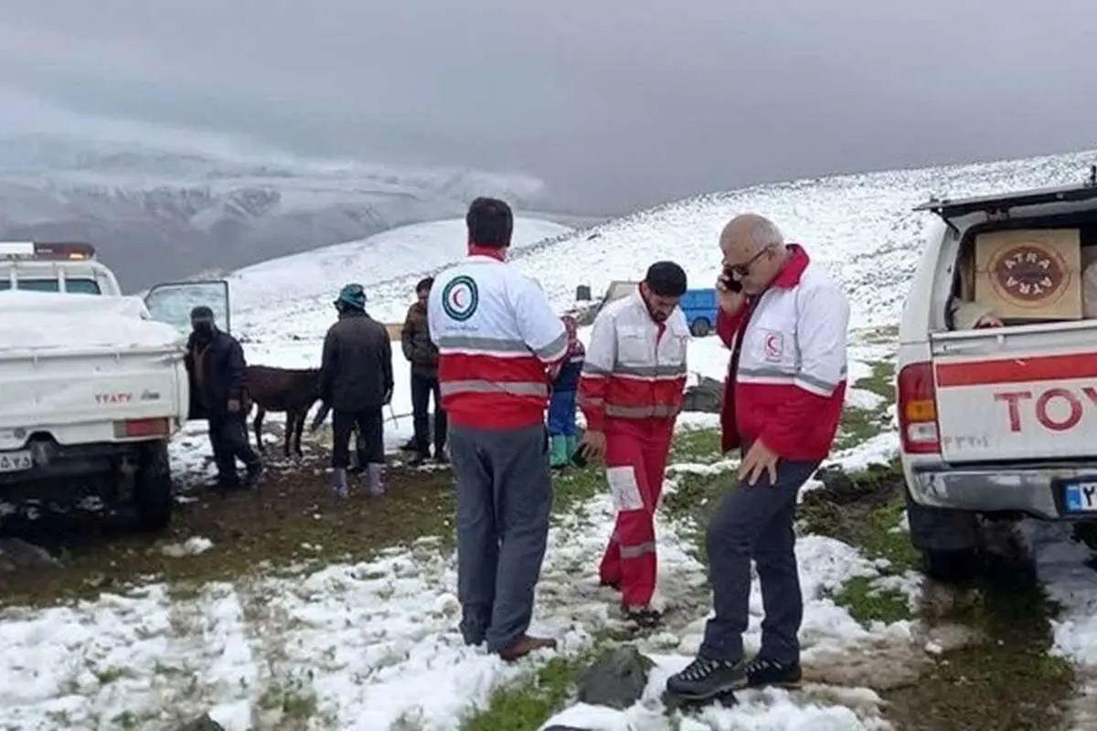 (ویدئو) اسکان ۴۰۰ مسافر گرفتار شده در برف و کولاک اهر
