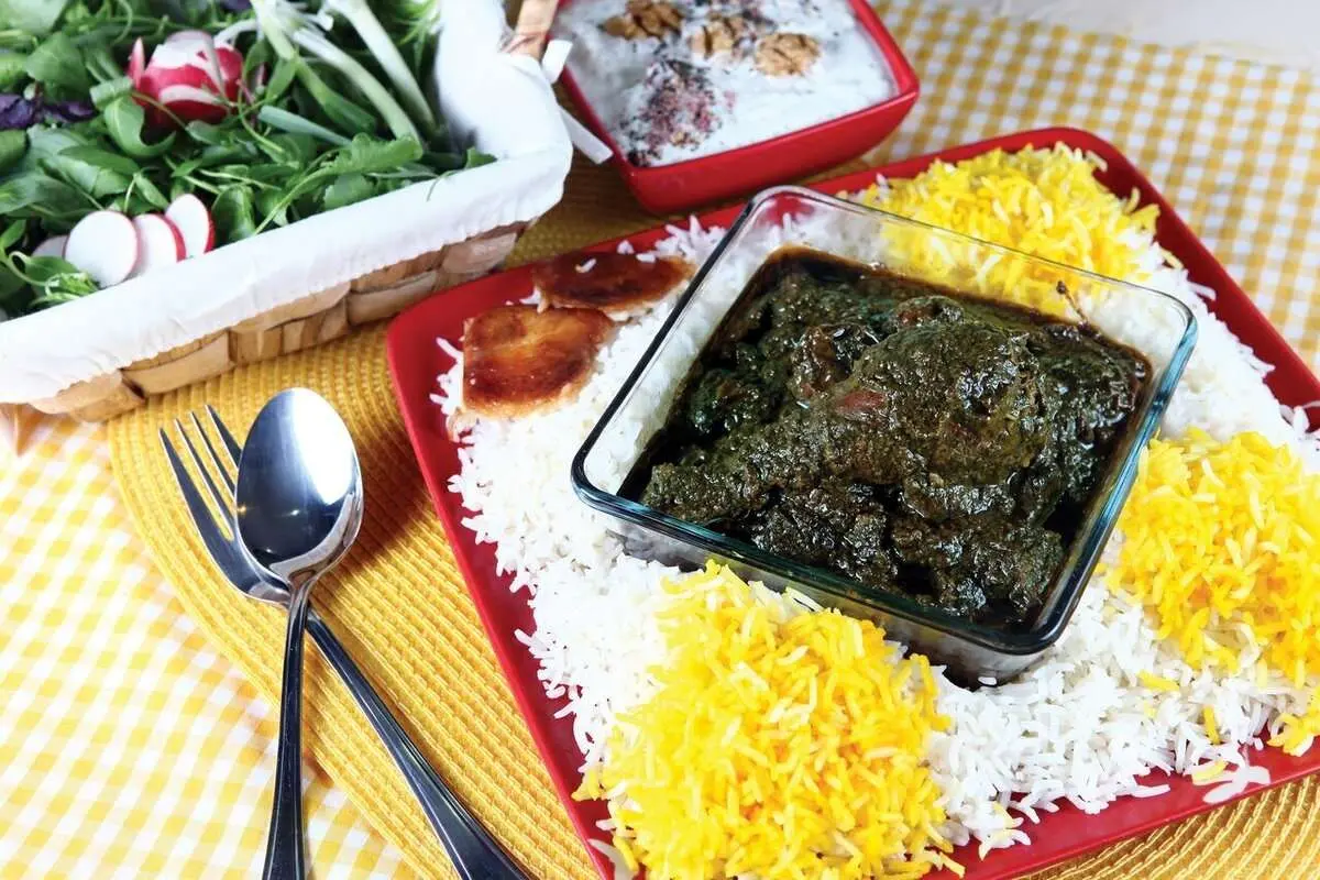 مرغ ترش به سبک مازندرانی؛ این سبزیها خورش را خوشمزه میکنند