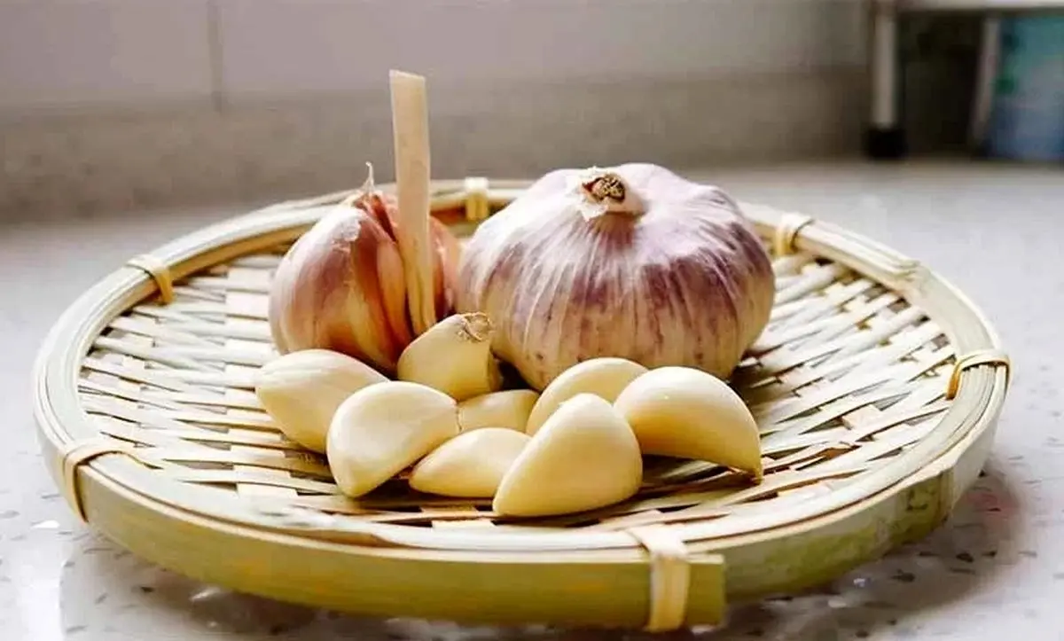 ۷ ترفند طلایی برای پوست کندن سیر خشک؛ سریع و ساده