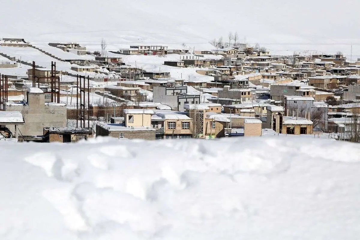 (ویدئو) مدفون شدن خانهها در اثر کولاک برف در روستای سردرق