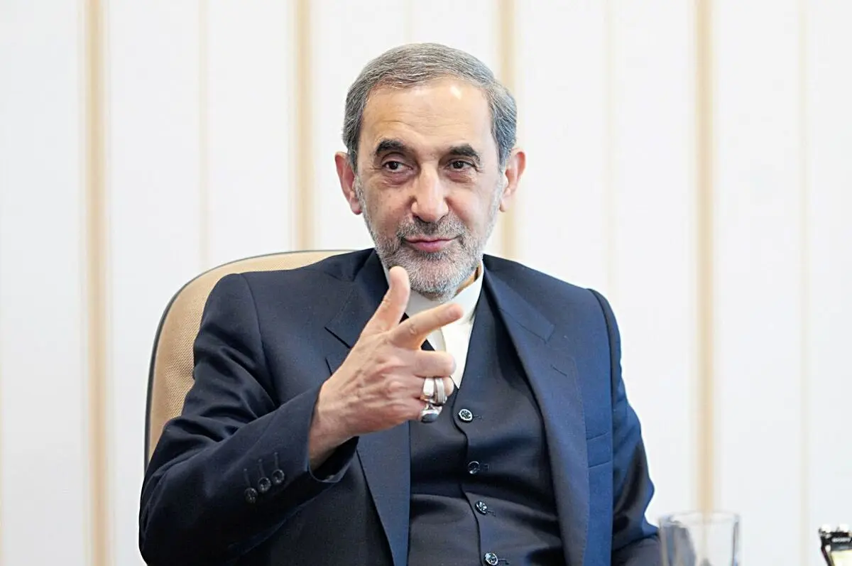 (عکس) گفتگوی نزدیک دکتر ولایتی با محمدجواد ظریف