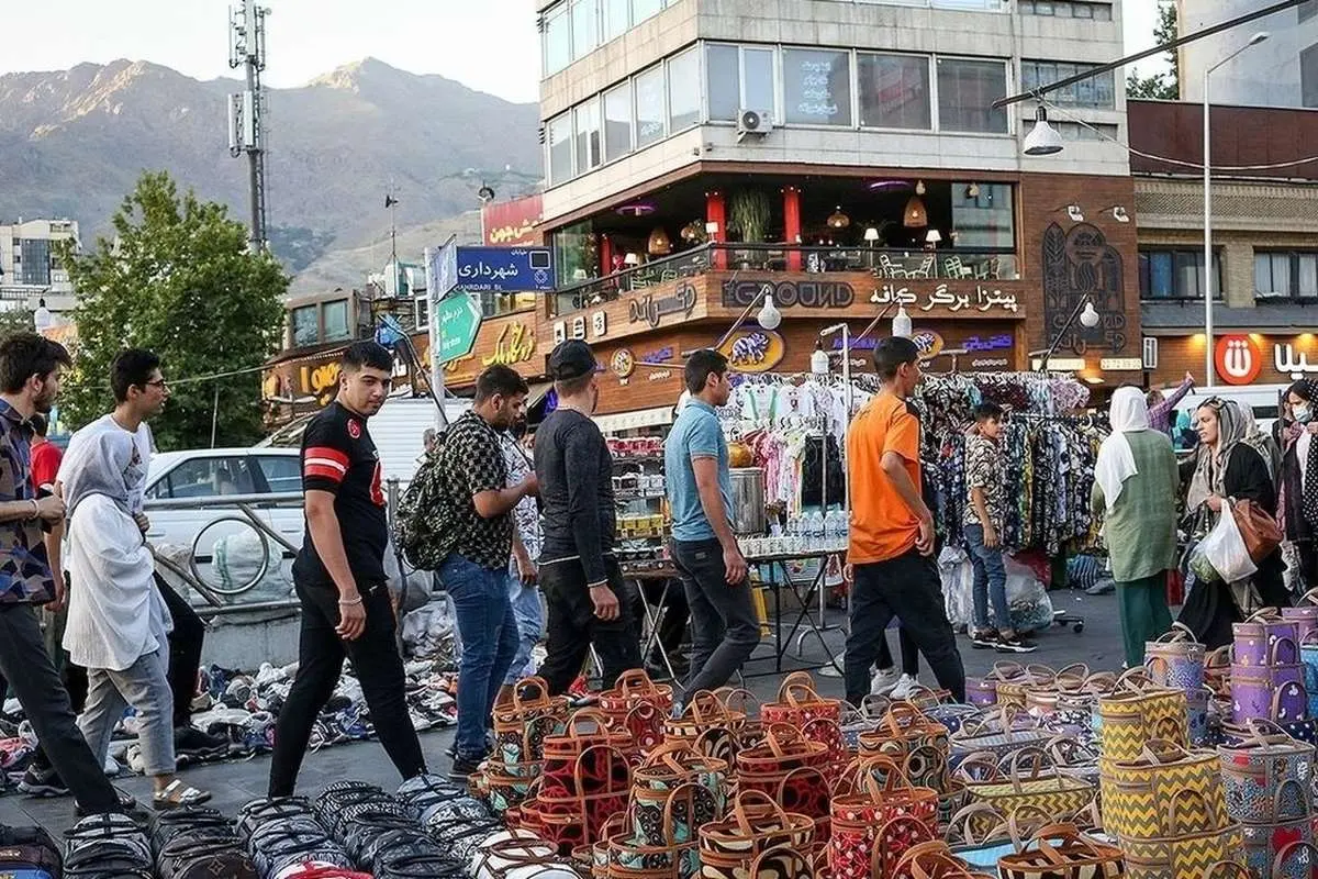 ممنوعیت دستفروشی در چهارراه ولیعصر باراهاندازی بازارچه «سرمد»