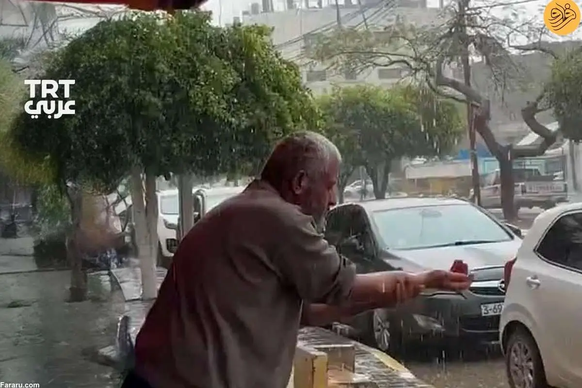 (ویدئو) صحنهای تکان دهنده از وضو گرفتن یک فلسطینی با آب باران