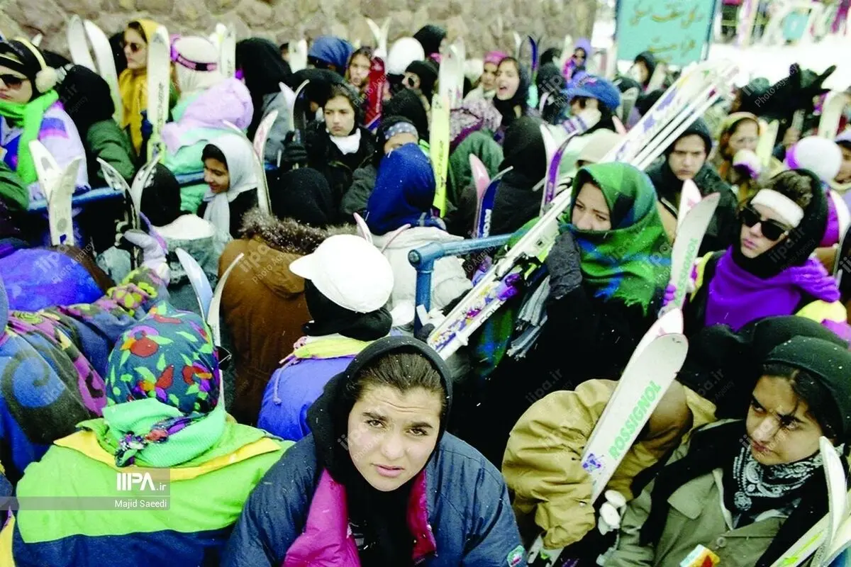 (تصاویر) تفریحات زمستانی جوانان در پیست اسکی دیزین در اوایل دهه هفتاد