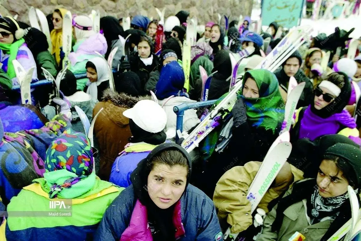 (تصاویر) تفریحات زمستانی جوانان در پیست اسکی دیزین در اوایل دهه هفتاد
