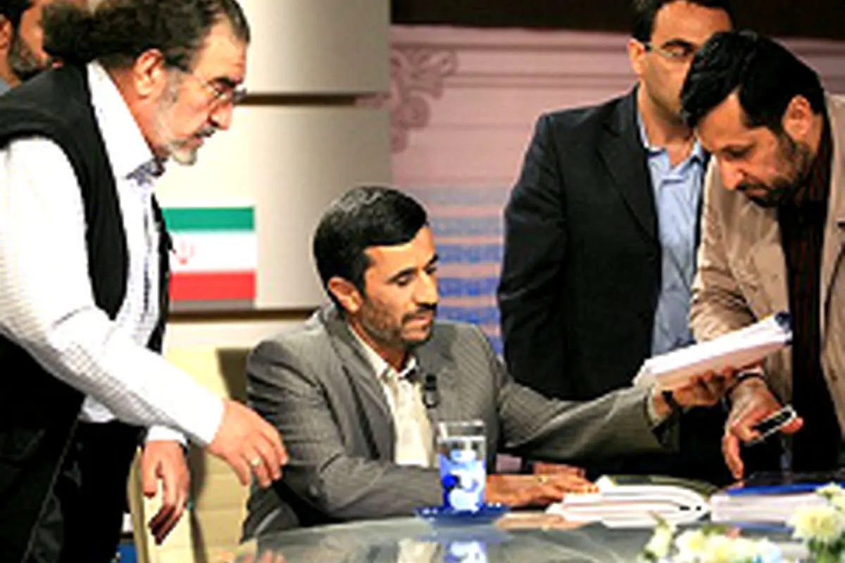 چرا احمدی نژاد از مناظره سر باز میزند؟