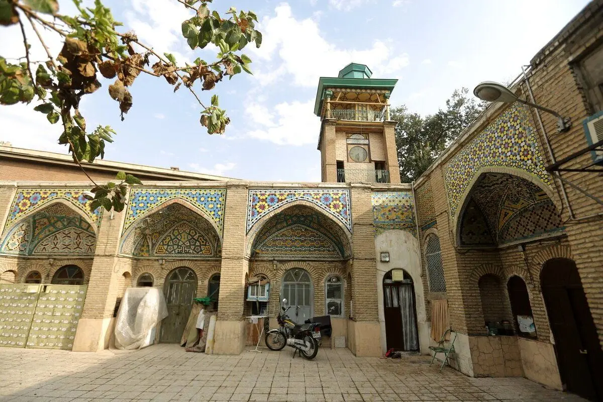 چرا مسجد مشیرالسلطنه را مسجد ساعت می‌نامند؟