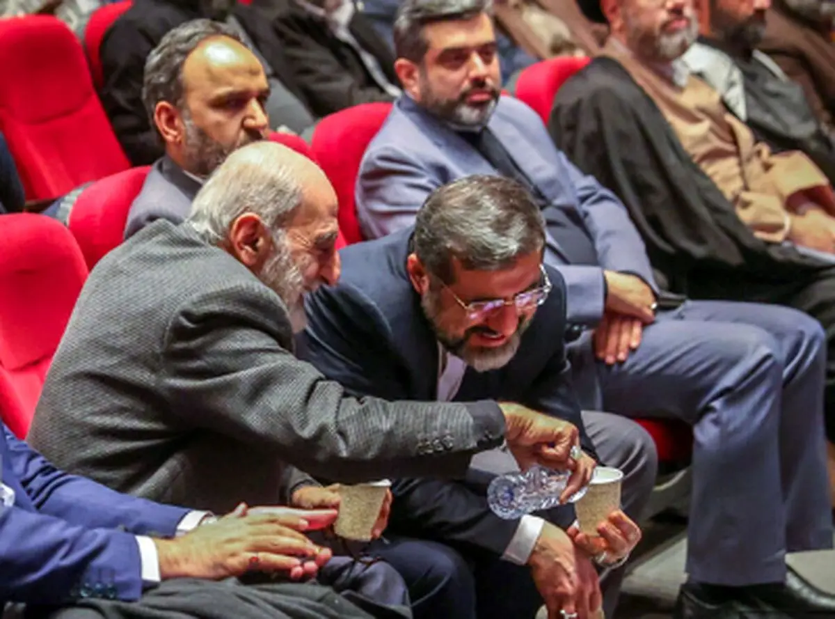 وزیر ارشاد، «قلم مقدس» را به حسین شریعتمداری داد