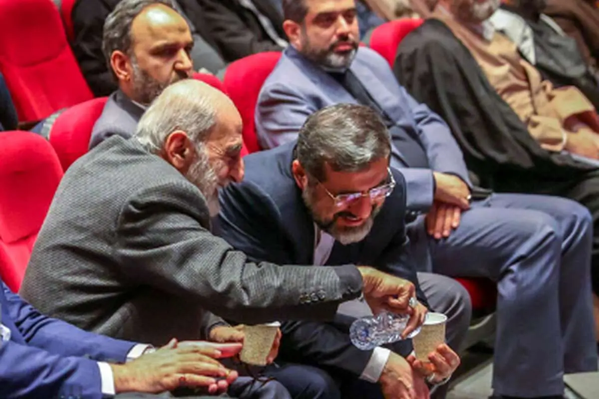 وزیر ارشاد، «قلم مقدس» را به حسین شریعتمداری داد