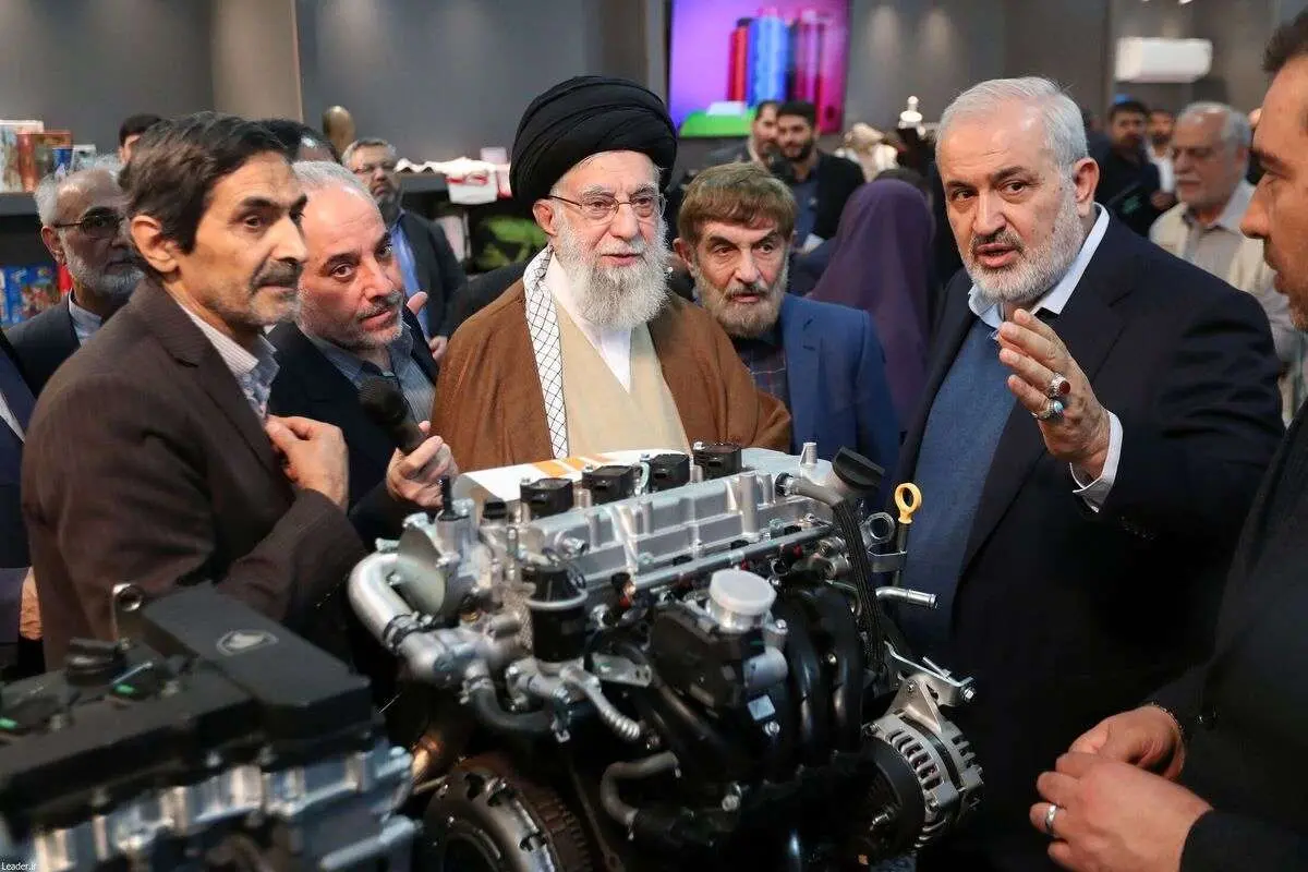 (تصاویر) بازدید رهبر انقلاب از نمایشگاه توانمندیهای تولید داخلی