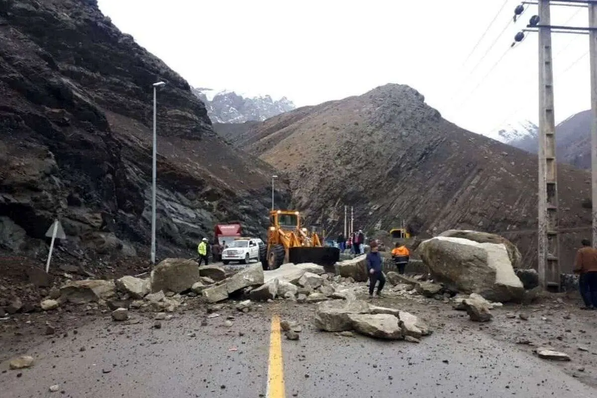 احتمال ریزش سنگ و بهمن در جاده چالوس