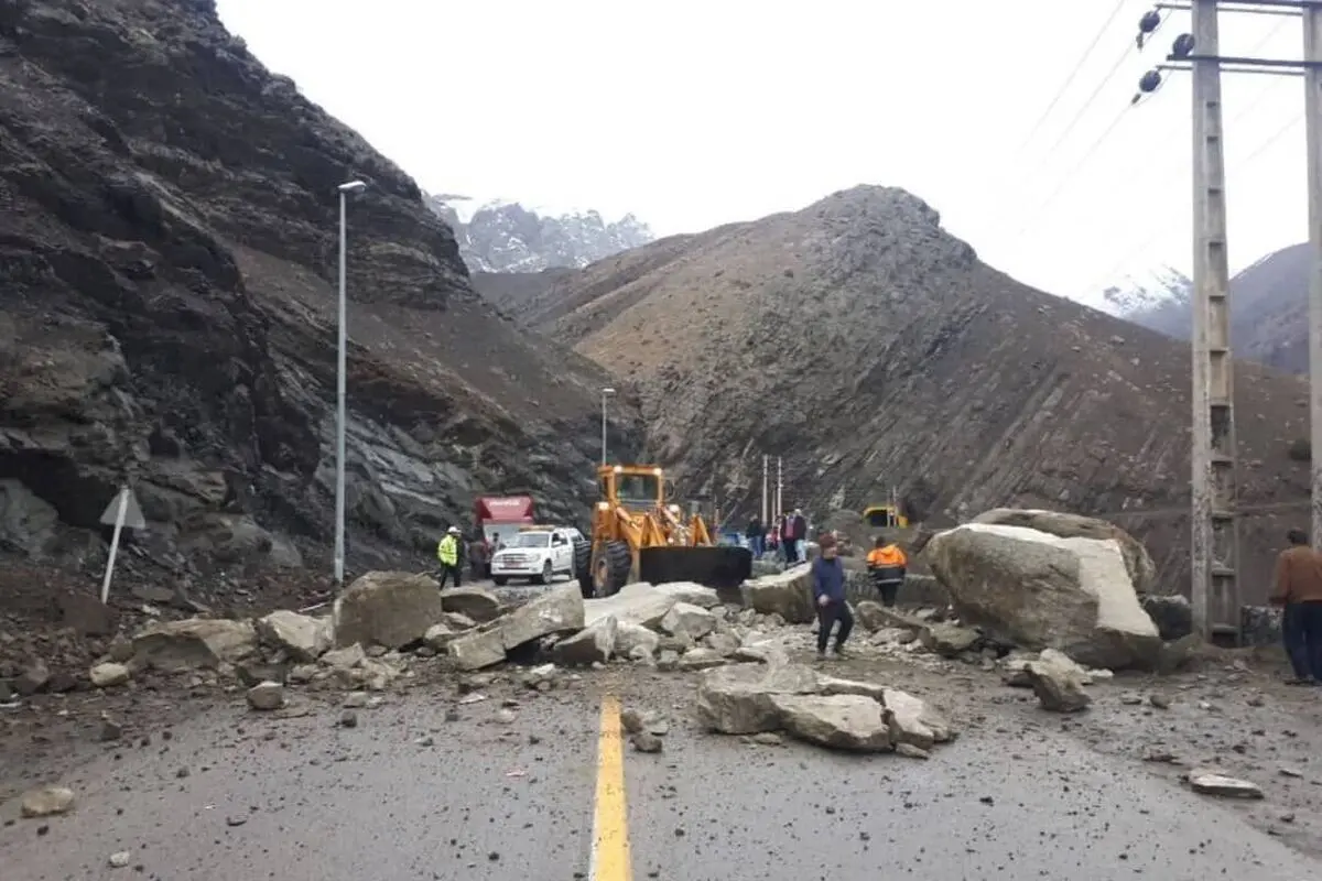 احتمال ریزش سنگ و بهمن در جاده چالوس