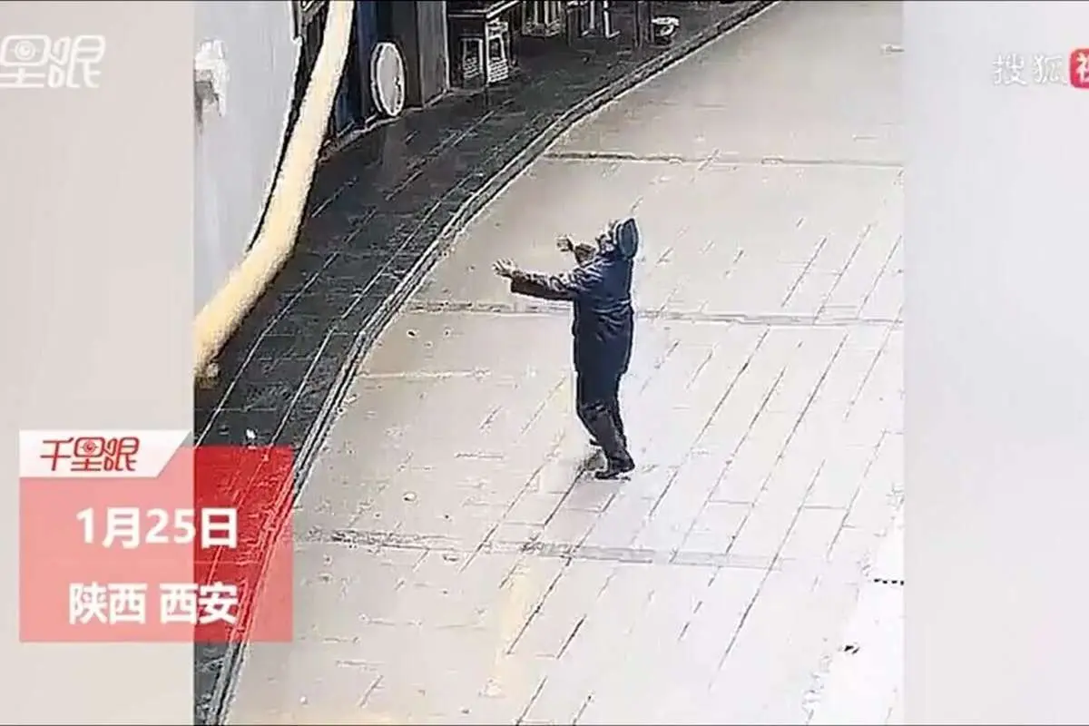 (ویدئو) نجات معجزهآسای نوزاد سقوط کرده از آپارتمان