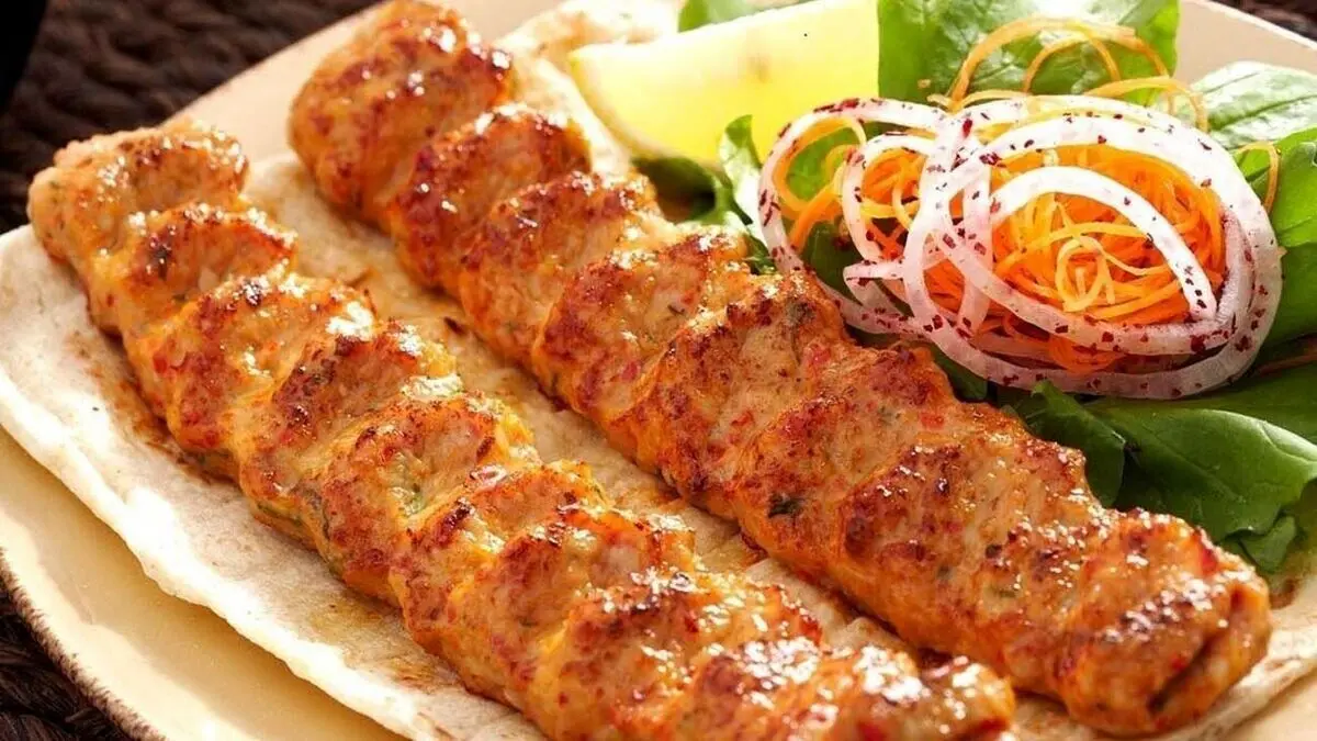 (ویدئو) طرز تهیه کباب کوبیده مرغ به سبک ترکیه‌ای