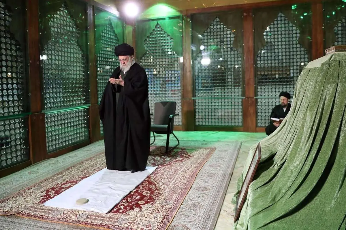 رهبر انقلاب اسلامی در مرقد امام خمینی (ره) و گلزار شهدا حضور یافتند