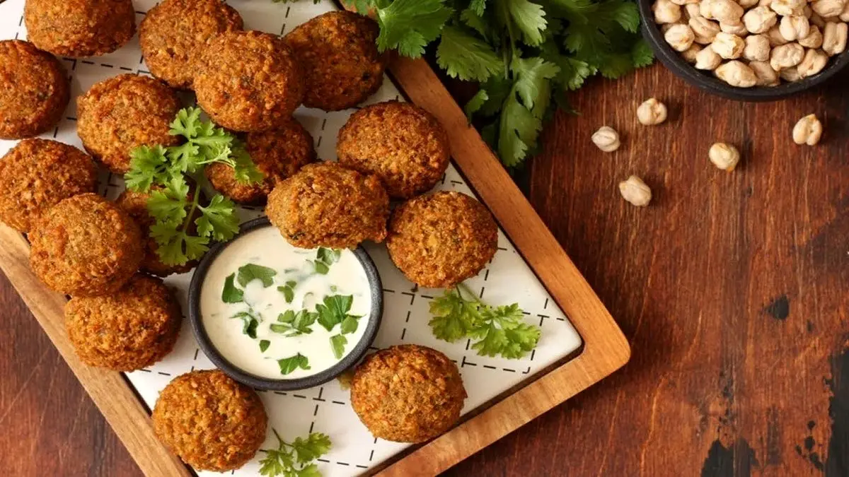 ۲ طرز تهیه فلافل به روش عربی؛ با سس انبه