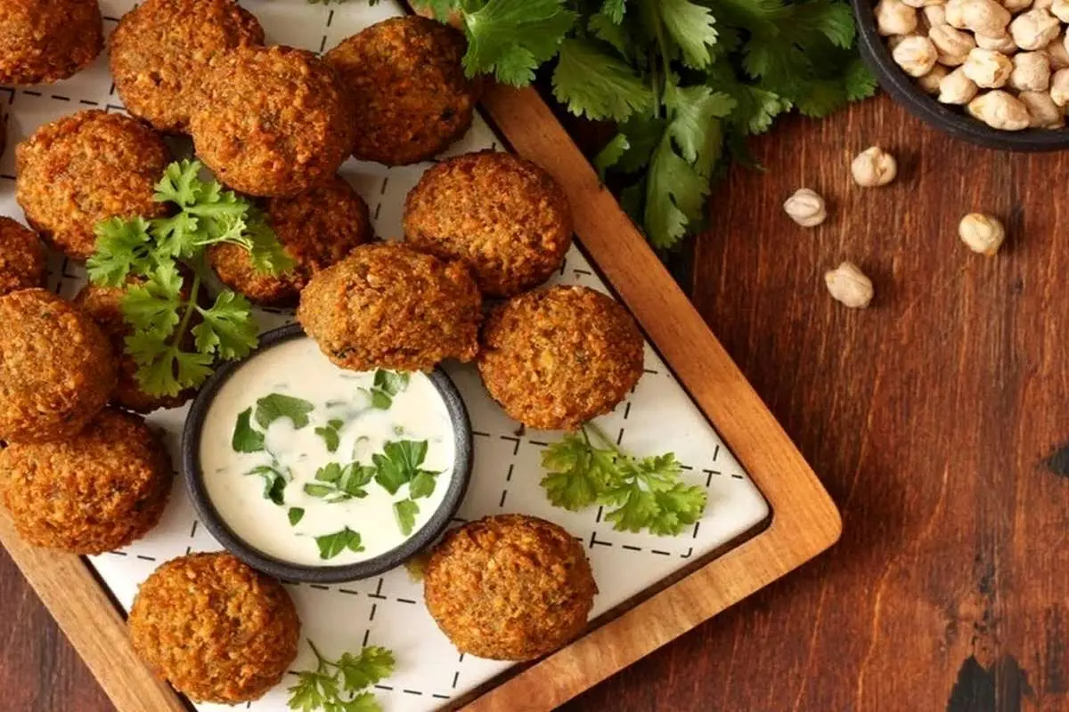 ۲ طرز تهیه فلافل به روش عربی؛ با سس انبه