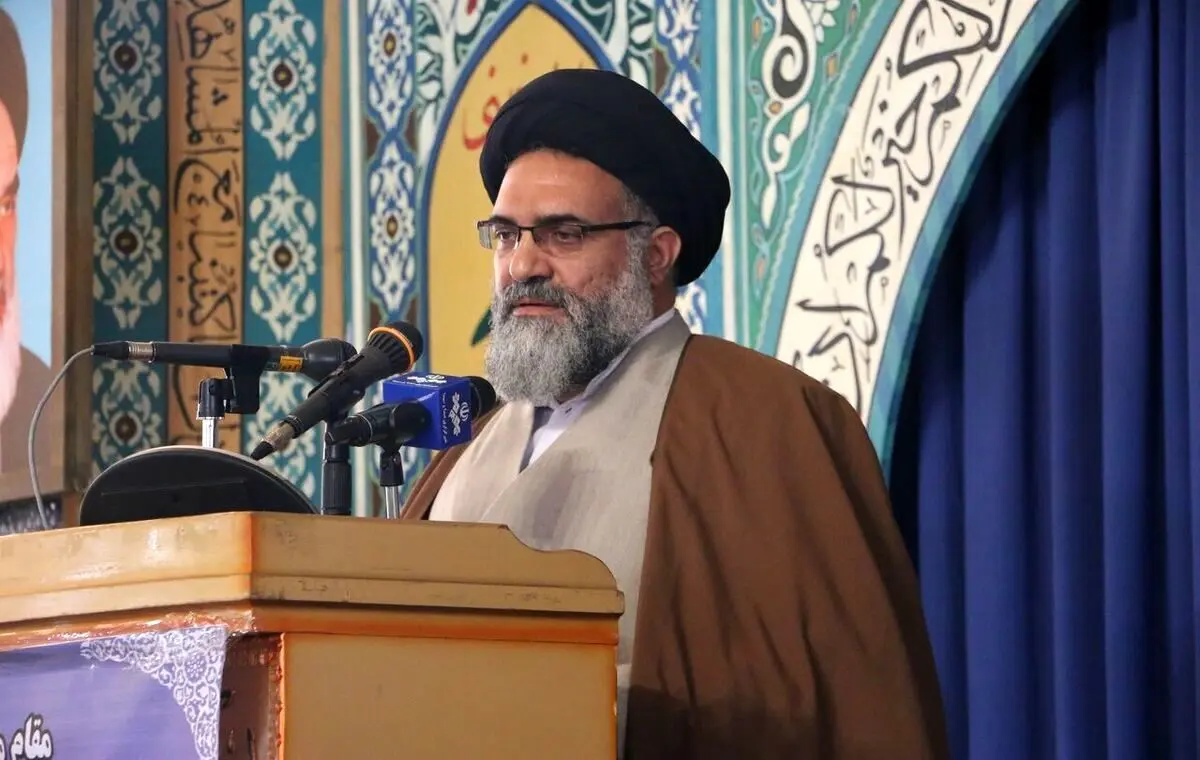 برخی داوطلبان نمایندگی مجلس برای رای گرفتن، با قرآن به خانه‌های مردم می‌روند