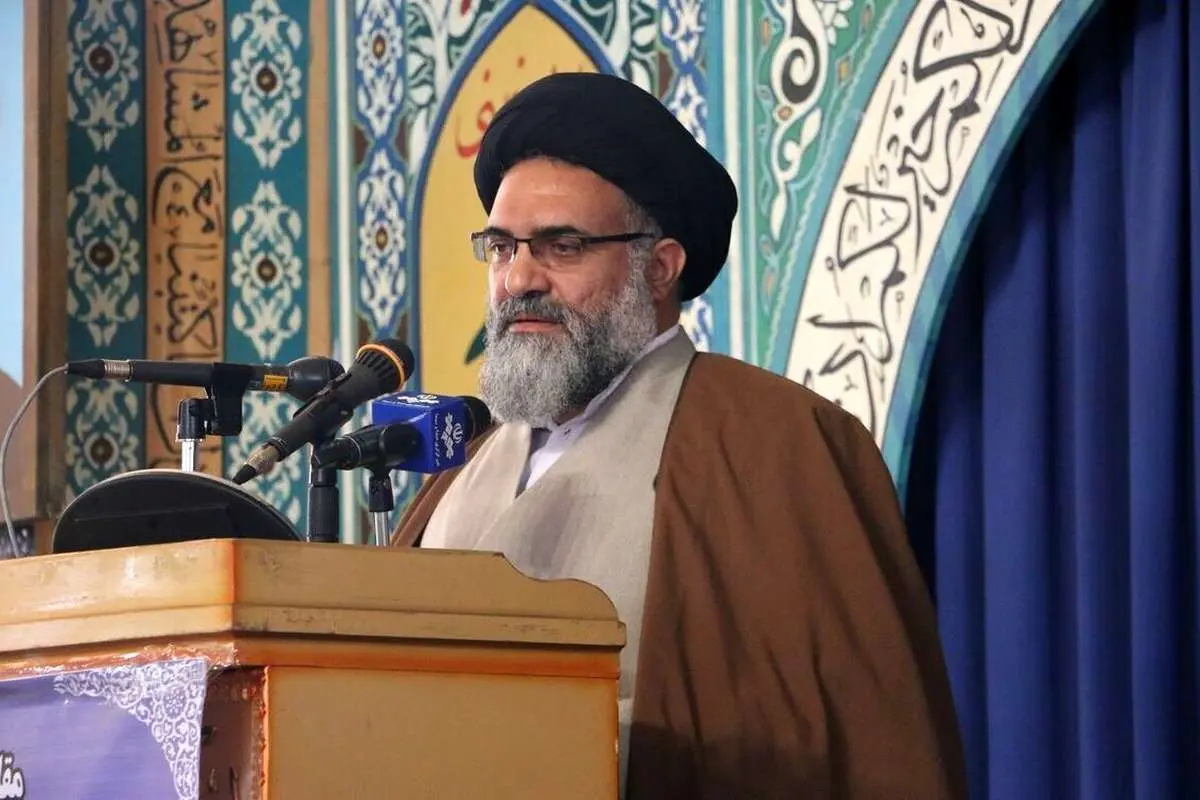 برخی داوطلبان نمایندگی مجلس برای رای گرفتن، با قرآن به خانههای مردم میروند