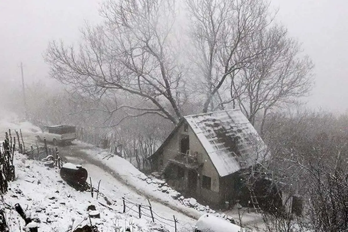 (ویدیو) بارش برف در روستای گلاز اشنویه
