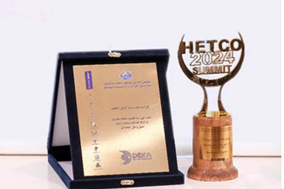نشان ملی و تندیس زرین اجلاس HETCO در دستان دکالجستیک